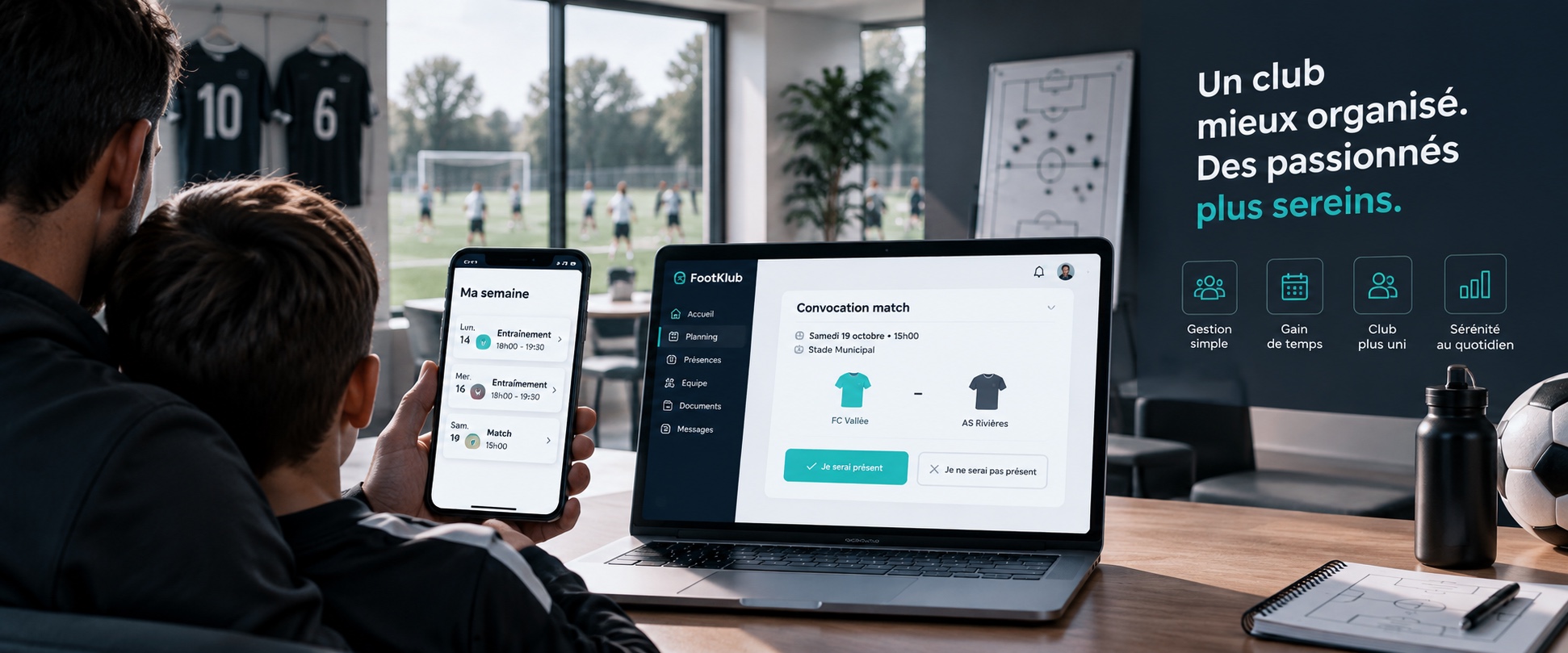 Un parent et son fils consultent une convocation footKlub sur téléphone et ordinateur